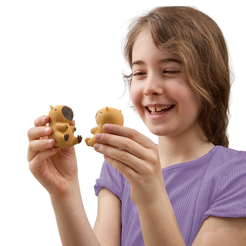 CAPYBARA LOVE SQUEEZE