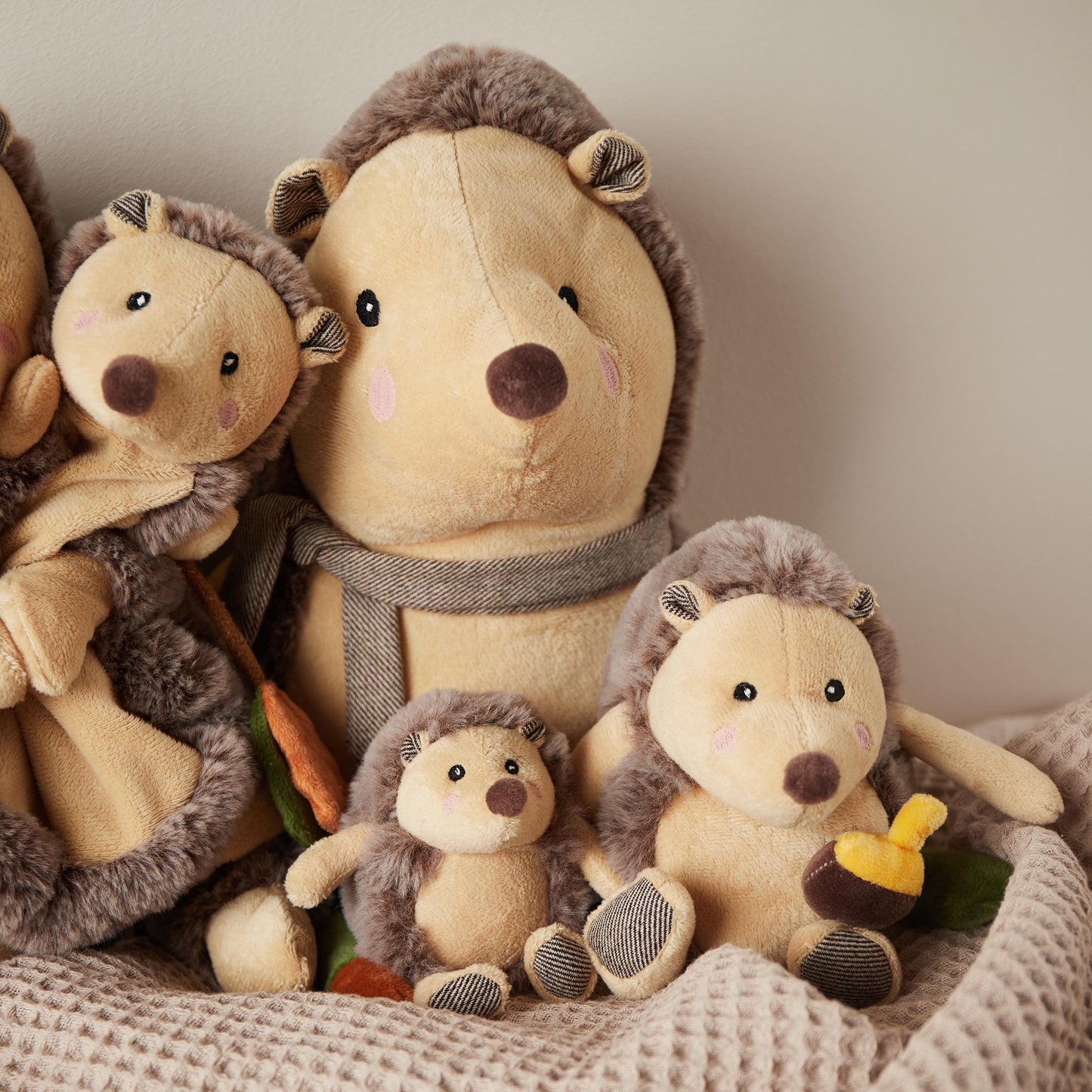 SPIELFIGUR IGEL PIKSI MIT RASSEL