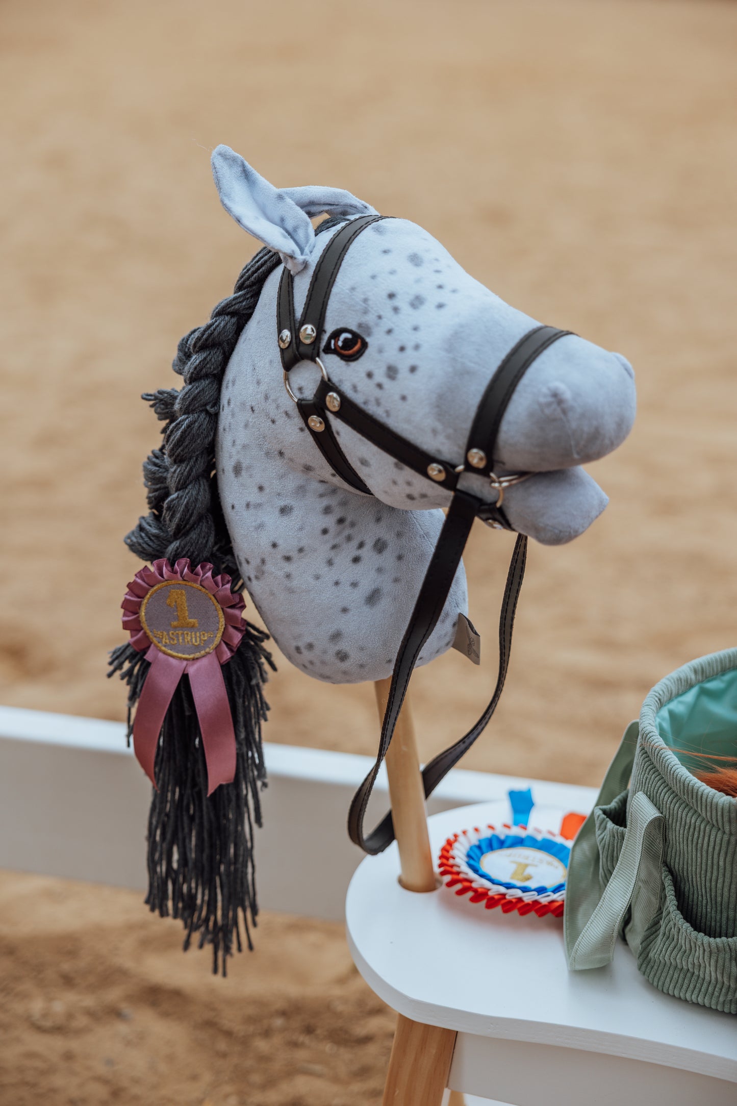 HOBBY HORSE STAR, GREYISH