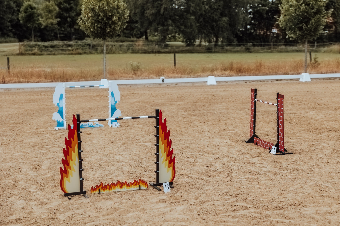Springzaun Springparcours Springhindernis Show, Zaun aus Ziegelsteinen