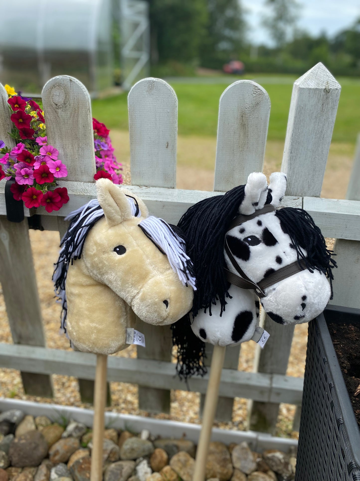 HOBBY HORSE, WEISS GEFLECKT