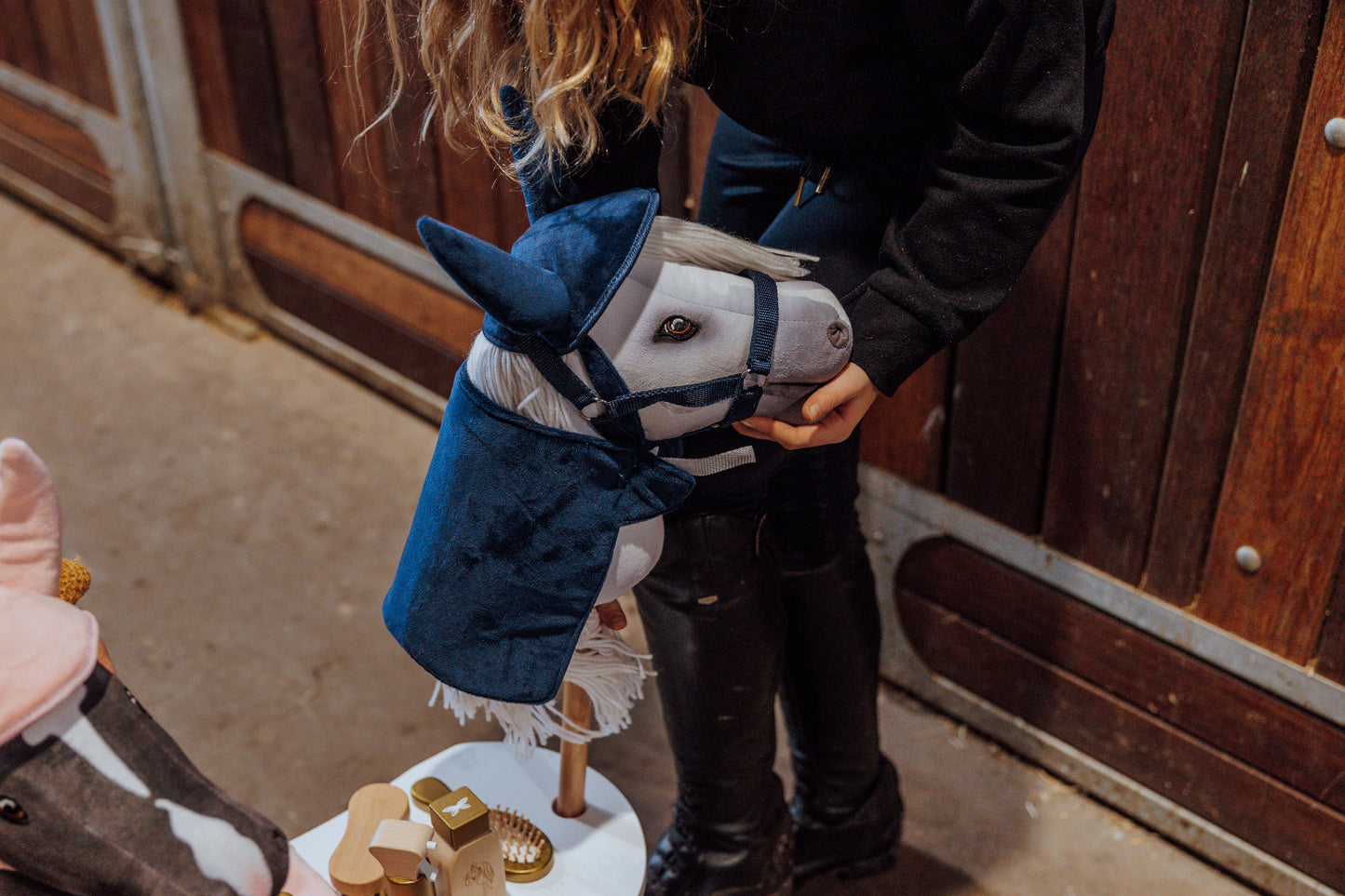 DECKE & FLIEGENHAUBE, MARINEBLAU HOBBY HORSE