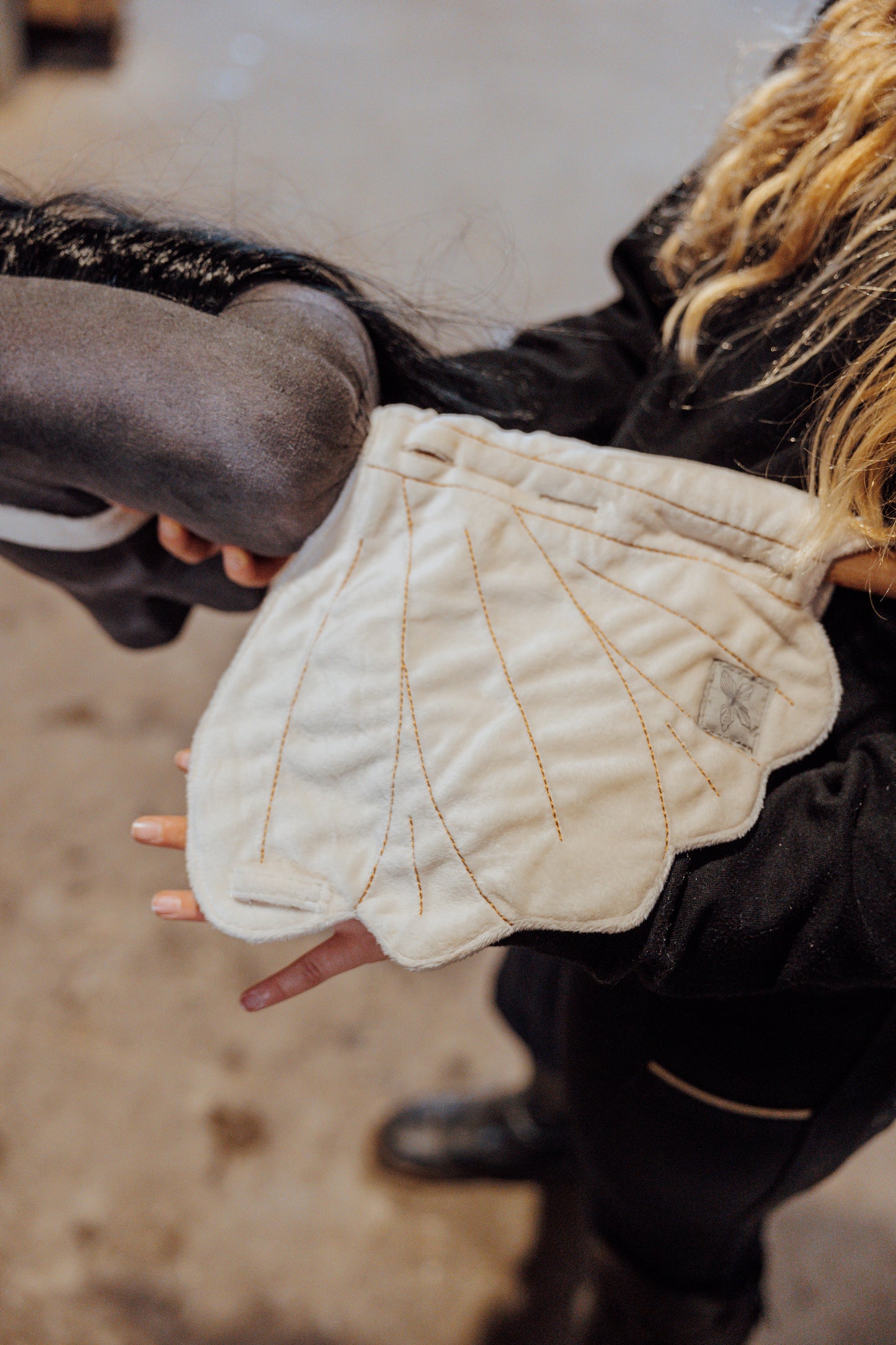 SATTELDECKE UND FLIEGENHAUBE, CREAM HOBBY HORSE