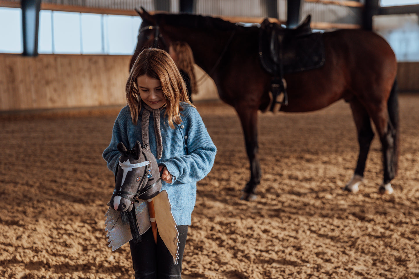 SATTELUNTERLAGE STIRNBAND ANHÄNGER, FUNKELNDES SET MIT CHARM HOBBY HORSE