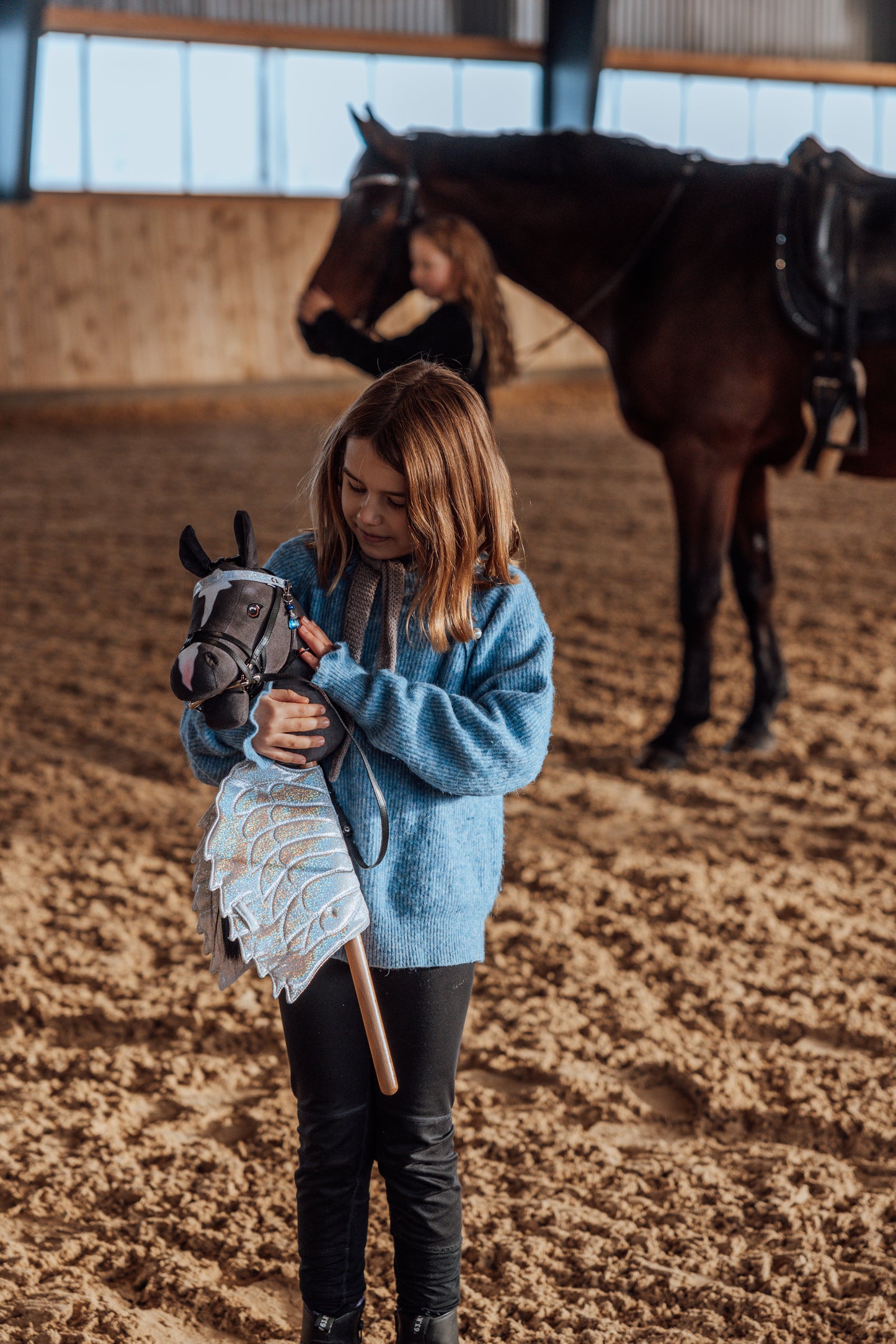 SATTELUNTERLAGE STIRNBAND ANHÄNGER, FUNKELNDES SET MIT CHARM HOBBY HORSE
